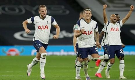 para pemain tottenham merayakan kemenangan