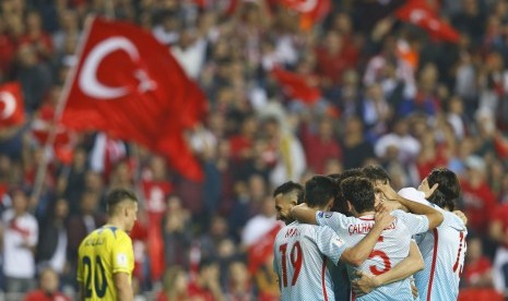 Para pemain Turki merayakan gol Burak Yilmaz pada laga kualifikasi Piala Dunia 2018 lawan Kosovo di stadion Antalya, Ahad (13/11) dini hari WIB. Turki menang dengan skor, 2-0.