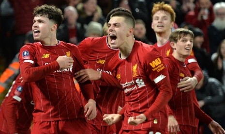 Para pemain U-23 Liverpool merayakan kemenangan di Piala FA atas Shrewsbury, Rabu (5/2). 