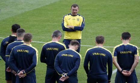  Para pemain Ukraina mendengarkan pelatih kepala mereka Andriy Shevchenko (tengah) saat menghadiri sesi latihan resmi di Stadion Rugby Nasional Triumphal Arch, di Bucharest, Rumania, 20 Juni 2021. Ukraina akan menghadapi Austria dalam pertandingan sepak bola babak penyisihan grup C UEFA EURO 2020 pada tanggal 21 Juni 2021