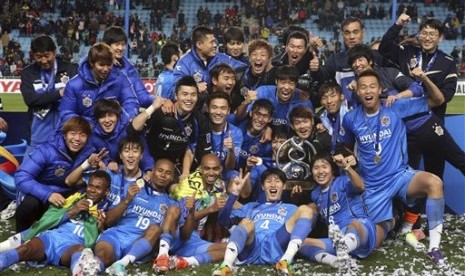 Para pemain Ulsan Hyundai berfoto bersama usai memastikan diri meraih trofi Liga Champions Asia. Klub Korea Selatan itu mengalahkan wakil Arab Saudi, Al Ahli, dengan skor 3-0 di babak final.