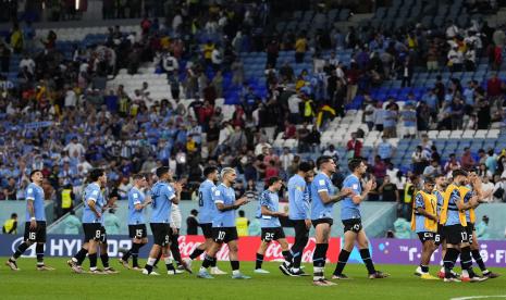 Para pemain Uruguay berjalan ke pendukung mereka setelah pertandingan sepak bola grup H Piala Dunia antara Ghana dan Uruguay, di Stadion Al Janoub di Al Wakrah, Qatar, Jumat, 2 Desember 2022. 