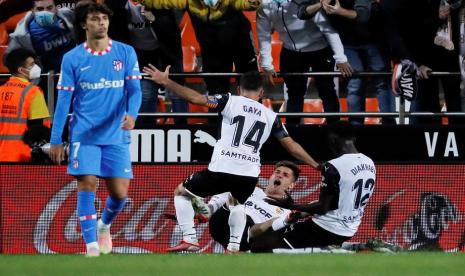 Para pemain Valencia merayakan keberhasilan mencetak gol untuk menyamakan skor saat menjamu Atletico Madrid dalam lanjutan La Liga Spanyol di Stadion Mestalla, Ahad (8/11). Valencia bermain imbang 3-3 kontra Atletico.