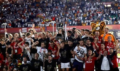 Para pemain Valencia merayakan keberhasilan menjuarai Piala Raja