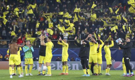 Para pemain Villarreal bertepuk tangan di akhir pertandingan sepak bola leg pertama perempat final Liga Champions antara Villarreal dan Bayern Munich di stadion Ceramica di Villarreal, Spanyol, Rabu, 6 April 2022