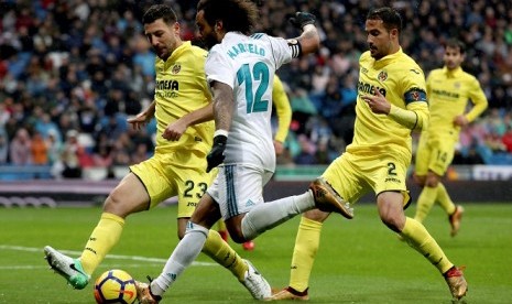 Para pemain Villarreal menutup pergerakan bek Marcelo dalam pertandingan La Liga di Santiago Bernabeu, Sabtu (14/1). Madrid takluk 0-1 dari tamunya.