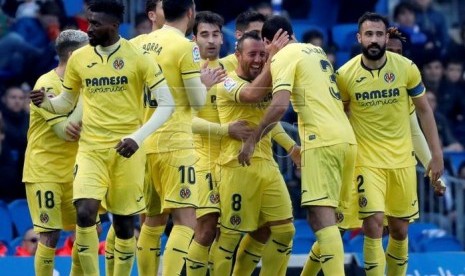 Para pemain Villarreal merayakan gol ke gawang Real Sociedad.