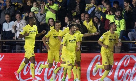 Para pemain Villarreal merayakan gol Victor Ruis (kanan) pada laga La Liga lawan Athletic Bilbao, di Estadio de la Ceramica, Jumat (8/4). Villarreal menang 3-1.