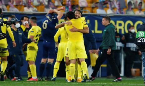 Para pemain Villarreal merayakan keberhasilan lolos ke semifinal Liga Europa usai kalahkan Dinamo Zagreb