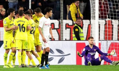  Para pemain Villarreal merayakan keunggulan 2-1 mereka dalam pertandingan sepak bola Liga Spanyol antara Sevilla FC dan Villarreal CF di stadion Ramon Sanchez Pizjuan di Seville, Spanyol, Ahad (15/12).