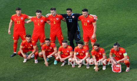 Para pemain Wales berpose untuk foto tim menjelang pertandingan grup A kejuaraan sepak bola Euro 2020 antara Wales dan Swiss di Stadion Olimpiade Baku di Baku, Azerbaijan, Sabtu (12/6).