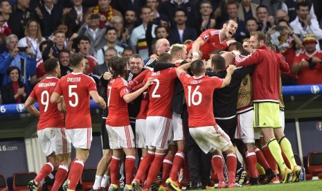 para pemain wales melakukan selebrasi