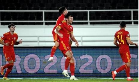 Para pemain Wales merayakan gol yang dicetak Kieffer Moore (kedua dari kanan) pada pertandingan UEFA Nations League Divisi B Grup 4 melawan Finlandia yang dimainkan di Helsinki, Finlandia, Kamis (3/9/2020).