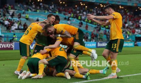  Para pemain Wales merayakan setelah pemain Wales Connor Roberts mencetak gol kedua timnya pada pertandingan grup A kejuaraan sepak bola Euro 2020 antara Turki dan Wales di Stadion Olimpiade Baku di Baku, Rabu (16/6).