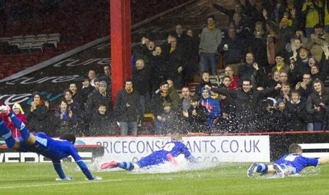 Para pemain Watford meluncur di atas lapangan Ashton Gate, Kamis (27/12).