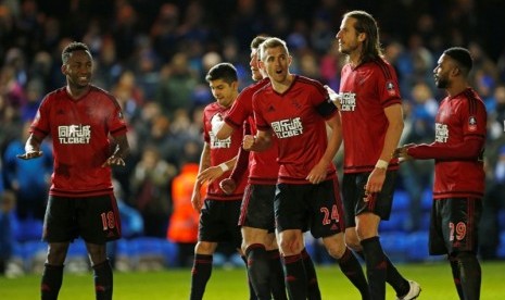 Para pemain West Bromwich Albion merayakan keberhasilan lolos ke babak kelima Piala FA.