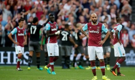 Para pemain West Ham terlihat berdiri terdiam setelah gawang mereka tiga kali kebobolan oleh Southampton di laga Liga Primer, Ahad (25/9). Kekalahan ini menjadi yang keempat secara beruntun pada awal musim ini.