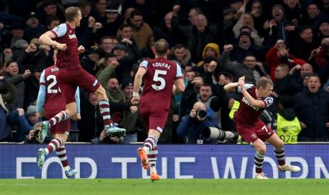 Para pemain West Ham United merayakan gol James Ward-Prowse ke gawang Tottenham Hotspur dalam lanjutan Liga Primer Inggris, West Ham mengalahkan Tottenham 2-1.