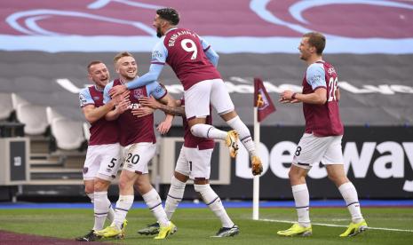 Para pemain West Ham United merayakan gol ke gawang Arsenal.