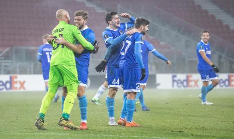 Para pemain Wolfsberger merayakan keberhasilan lolos ke babak 32 besar Liga Europa setelah mengalahkan Feyenoord 1-0.