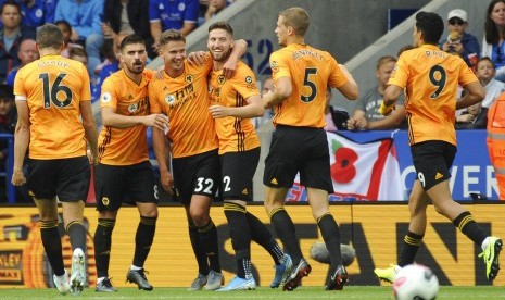 Para pemain Wolverhampton merayakan gol yang kemudian dianulir pada laga Liga Primer melawan Leicester City, Ahad (11/8).