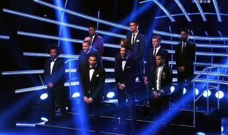 Para pemain yang masuk dalam FIFPRO World XI dalam acara seremoni penghargaan FIFA di London, Senin.