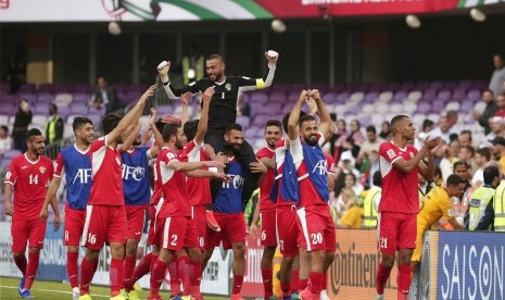 Para pemain Yordania merayakan kemenangan atas Australia pada laga perdana Grup B Piala Asia di Stadion Hazza Bin Zayed di Al Ain, Uni Emirat Arab, Ahad (6/1).,