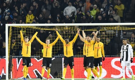 Para pemain Young Boy merayakan kemenangan atas Juventus di ajang Liga Champions. Dalam pertandingan terakhir babak kualifikasi Grup H yang berlangsung di Stade De Suisse Wankdorf, Kamis (13/12) dini hari WIB tersebut, Juventus terpaksa menyerah dengan skor 1-2. 