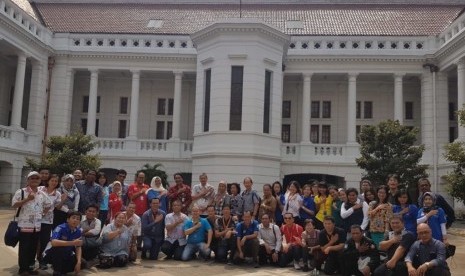 Para pemangku kepentingan di bidang permuseuman dan pariwisata berfoto di depan gedung Museum Bank Indonesia.