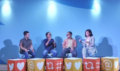 Para pemateri berbagi pengalaman pada acara #LIFEonTwitter (Listen, Inspire, Find and Engage on Twitter) yang digelar Twitter Indonesia di Jakarta, Kamis (26/9).