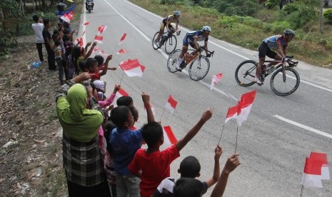 Para pembalap berpacu dalam etape pertama kota Siak-Sungai Apit dan kembali ke kota Siak sejauh 155km, pada lomba balap sepeda Tour de Siak, Jumat (13/9). Sebanyak 87 peserta dari 7 negara ambil bagian Tour de Siak yang pertama kali digelar oleh pemerintah