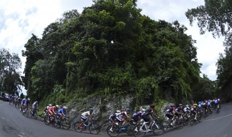 Para pembalap memacu sepedanya dalam dalam etape ketiga kejuaraan balap sepeda internasional Tour de Indonesia 2018 di kawasan Watu Gudang, Jember, Jawa Timur, Sabtu (27/1).