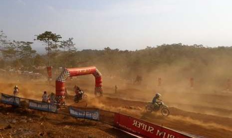 Para pembalap motocross tengah mengikuti lomba Grasstrack Bupati Cup di Sirkuit Karang Para, Kecamatan Gunungguruh, Kabupaten Sukabumi Sabtu (4/8). Lokasi sirkuit baru tersebut diharaokan mendongkrak wisata Sukabumi.