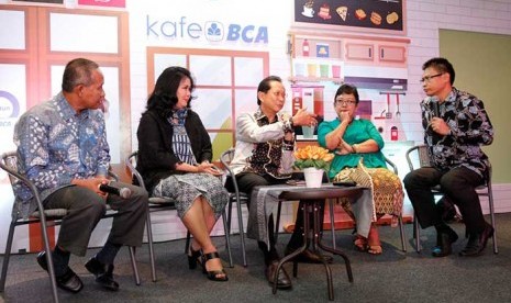 Para pembicara di forum Kafe BCA VI bertajuk Khasanah Batik Pesona Budaya