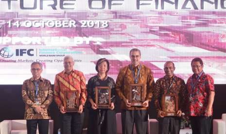 Para pembicara di OJK Internasional Research Seminar Financial Sector Development and The Future of Finance di Jimbaran, Bali, Ahad (14/10).