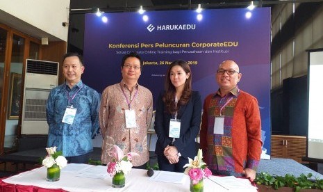 Para pembicara di peluncuran HarukaEDU (kiri ke kanan),  Gerald Ariff (Co-Founder & Chief Partnership Officer HarukaEDU), Novistiar Rustandi (Co-Founder & CEO HarukaEDU) Imelda M Harsono (Director of Risk, Technology and Compliance Samator Group), Andy Silalahi (Chief Commercial Officer HarukaEDU).