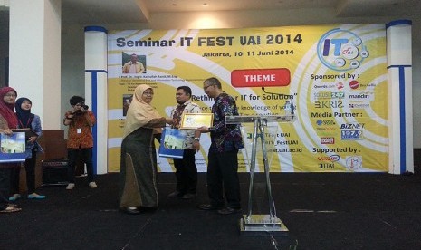 Para pembicara di seminar menerima sertifikat dari UAI