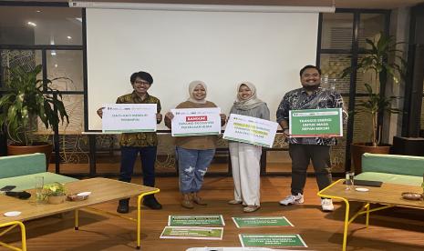 Para pembicara Media Briefing - Bengkel Hijrah Iklim yang mengangkat tema Anak Muda dan Aksi Perubahan Iklim di Akar Rumput di Yogyakarta, Selasa (21/11/2023). Dari kiri ke kanan Peneliti Departemen Sosiologi dan Pusat Kajian Kepemudaan Fisipol UGM, Ragil Wibawanto; Koordinator Program di Serikat Perempuan Kinasih & Salawaktu Movement, Aniati Tokomadoran; Ketua Bidang Lingkungan Hidup Pengurus Pusat Ikatan Pelajar Muhammadiyah, Kholida Annisa; dan  Project Lead Bengkel Hijrah Iklim MOSAIC, Aldy Permana.