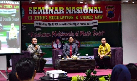 Para pembicara seminar IT, Ethic, Regulation & Cyberlaw di Purwokerto, Rabu (1/6).  