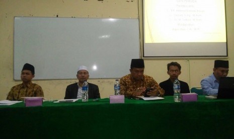 Para pembicara seminar kepemudaan  bertajuk “Radikalisme, Media Online dan Pemuda” yang digelar JPMI di Kampus Unissula Semarang, Senin (7/3).