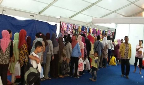 Para pemegang Kartu Jakarta Pintar (KJP) antre berbelanja kebutuhan sekolah di salah satu stan di Jakbook Ikapi DKI 2015. Pameran tersebut digelar di Plaza Parkir Timur Senayan Jakarta, 27 Juli hingga 3 Agustus 2015.