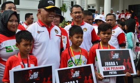 Para pemenang Bela Negara Run 2017 bersama Menhan Rymizafr Ryacudu.