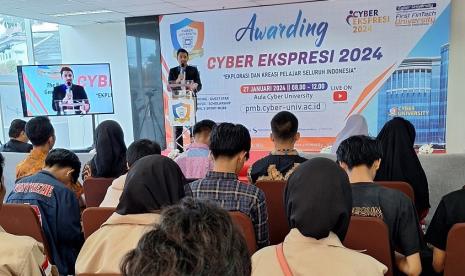 Para pemenang Cyber Ekspresi (Eksplorasi dan Kreasi Pelajar Seluruh Indonesia) 2024 mendapat beasiswa kuliah dari Cyber University. Sebagai The First Fintech (Financial Technology) University in Indonesia, kampus yang dulunya bernama BRI Institute ini memberikan tawaran beasiswa kepada para pemenang lewat beasiswa BRIGHT Scholarship.