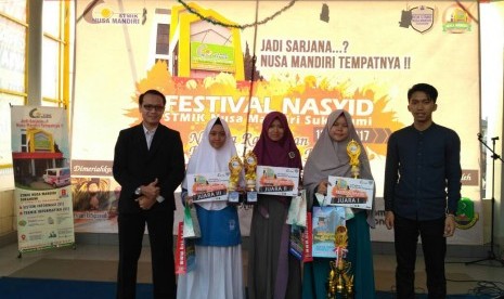 Para pemenang Festival Nasyid yang diadakan oleh STMIK Nusa Mandiri Sukabumi.