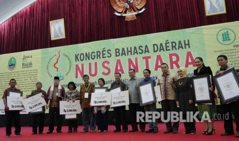 Para pemenang hadiah Rancage pada 'Kongres Bahasa Daerah Nusantara' di Gedung Merdeka, Kota Bandung, Selasa (2/8). (Republika/Edi Yusuf)