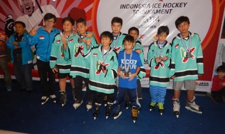 Para pemenang kompetisi Ice Hockey Tournament, di BX Rink, Bintaro, 19-23 November 2014.