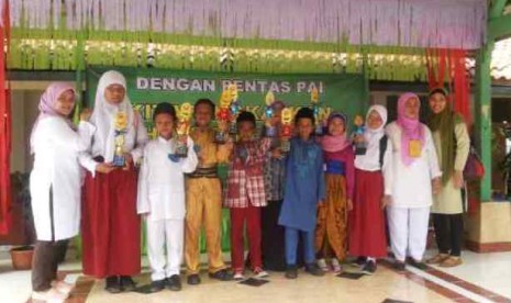 Para pemenang lomba pentas seni Pendidikan Agama Islam di Jakarta Selatan, Kamis (19/12).