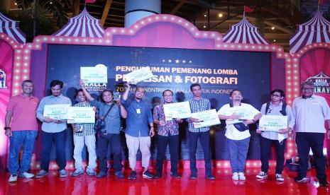 Para pemenang lomba penuisan dan lomba foto yang digelar dalam rangkaian HUT 70 Tahun KALLA. 