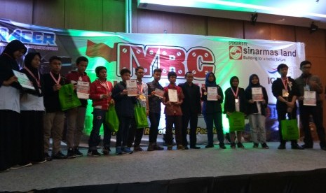 Para pemenang lomba robot tingkat nasional 2018.