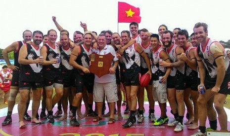 Para pemenang Pertandingan Persahabatan Anzac 2015 yakni klub Vietnam Swans dengan veteran perang, Ron Vernon. 